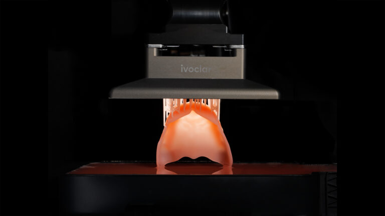 Mit Ivotion Base Print führt Ivoclar das erste 3D-Druck-Material für permanente Anwendungen in ihrem Portfolio ein.