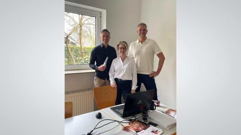Kay Neuwald, dentona, Ina Twieg-Güvenal vom Volksdorfer Dentallabor und Matthias Mohr, dentona, beim Workshop in Hamburg (v. l.)