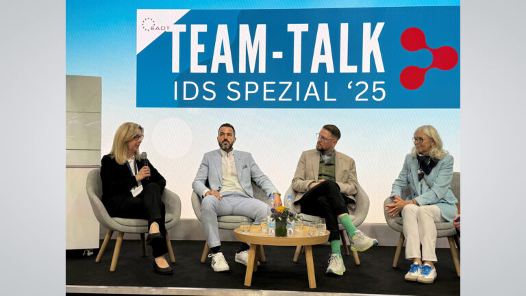 Vier Experten setzten beim EADT Team-Talk „IDS-Spezial 2025“ die Innovationsstärke der Messe in Relation zum praktischen Alltag in Zahntechnik und Zahnmedizin: v. l. Ztm. Martina Schmitz, PD Dr. Adham Elsayed, Sebastian Spintzyk M. Sc. und Dr. Gertrud Fabel.