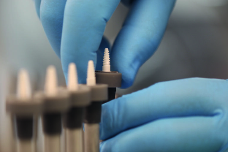 CeramTec fertigt am Standort Lauf an der Pegnitz innovative keramische Dentalimplantate.