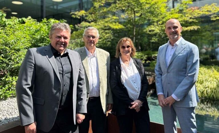 In Luzern (Schweiz) unterzeichneten (v. l. n. r.) Josef Richter, COO und Präsident der GC Europe AG, Gion Schäfer, Mitglied des Verwaltungsrats der Creation Willi Geller International AG, Evelyn Geller und Per Falk, CEO der GC International AG, den Vertrag zur vollständigen Übernahme der Creation Willi Geller International AG.
