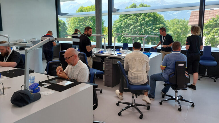 ​​Elf Zahntechniker und vier Dozenten der diesjährigen Meisterschulklasse der Handwerkskammer Dortmund besuchten im Juni die Firma Ivoclar in Schaan/Liechtenstein. © Handwerkskammer Dortmund