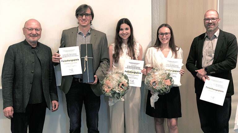 Die AGK+ Forschungspreisträger 2025 vom Team Erlangen (v. l.): Laudator und AGK+ Vorsitzender Dr. Bernd Reiss mit Dr. Renan Belli, Dr. Julia Lubauer, Zahnärztin Sabine Hartmann und Prof. Dr.-Ing. Ulrich Lohbauer. © Bild: AGK+/M. Kern